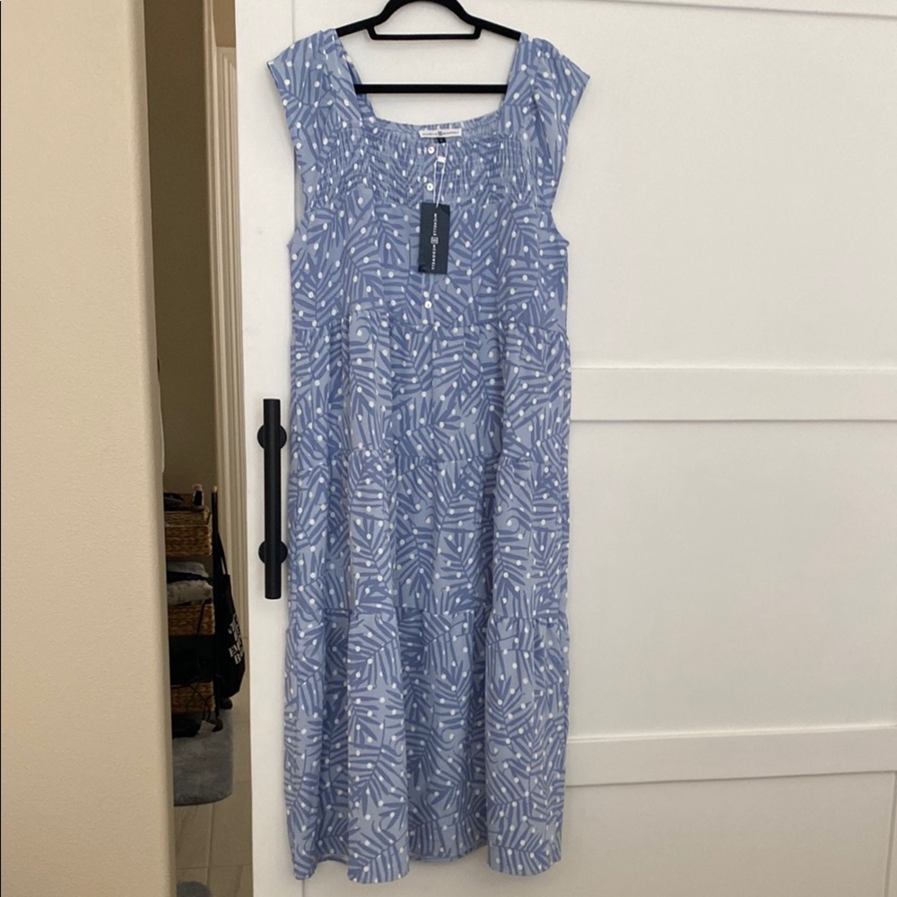 Blue and White Sleeveless Scoop Neck Midi Sundress
Measures 20” pit to pit